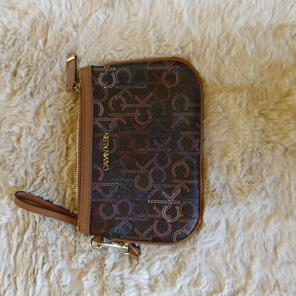 NWOT. Calvin Klein large wristlet. - Picture 1 of 5